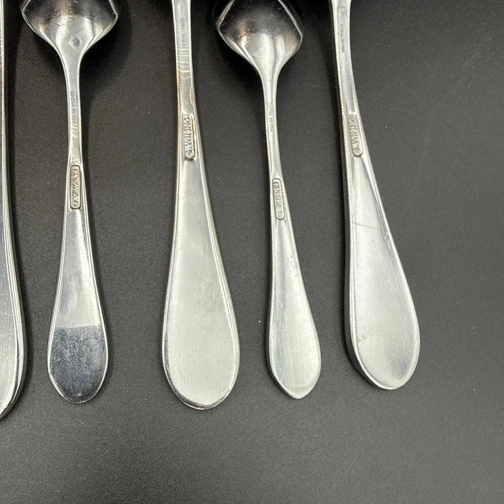 7 Piece Lot Oneida Icarus Glossy Stainless 4 Place Spoons 3 Teaspoons